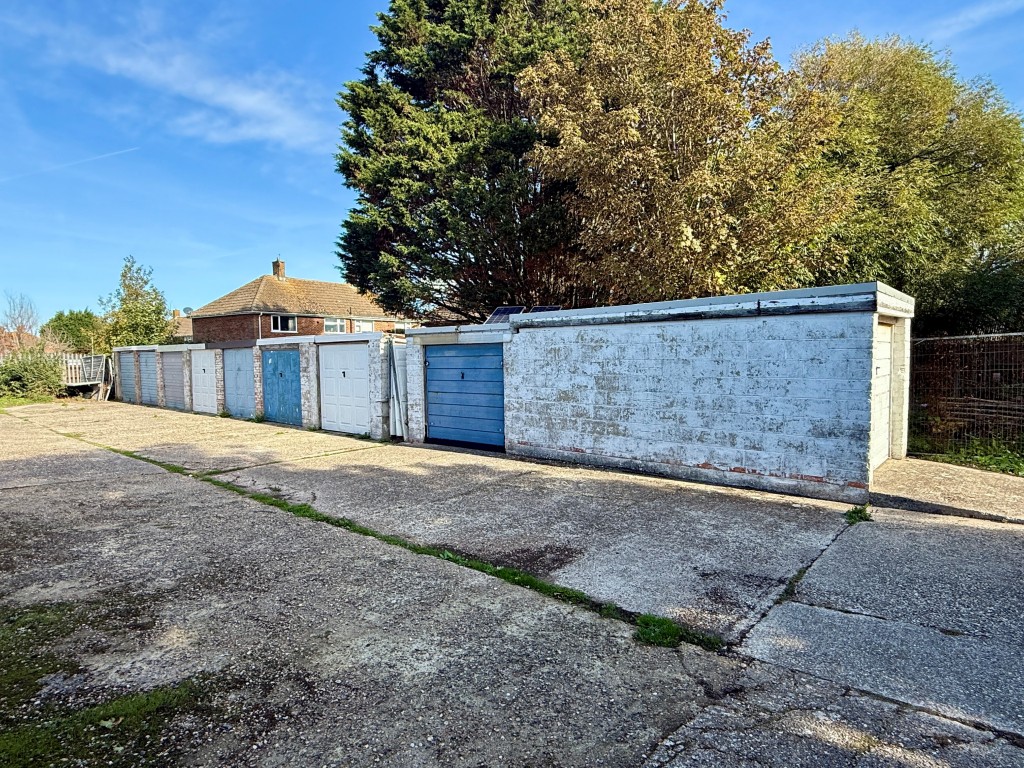 Lot: 14 - FREEHOLD INVESTMENT OF 23 LOCK-UP GARAGES WITH FORECOURT - 23 Lock-up garages
